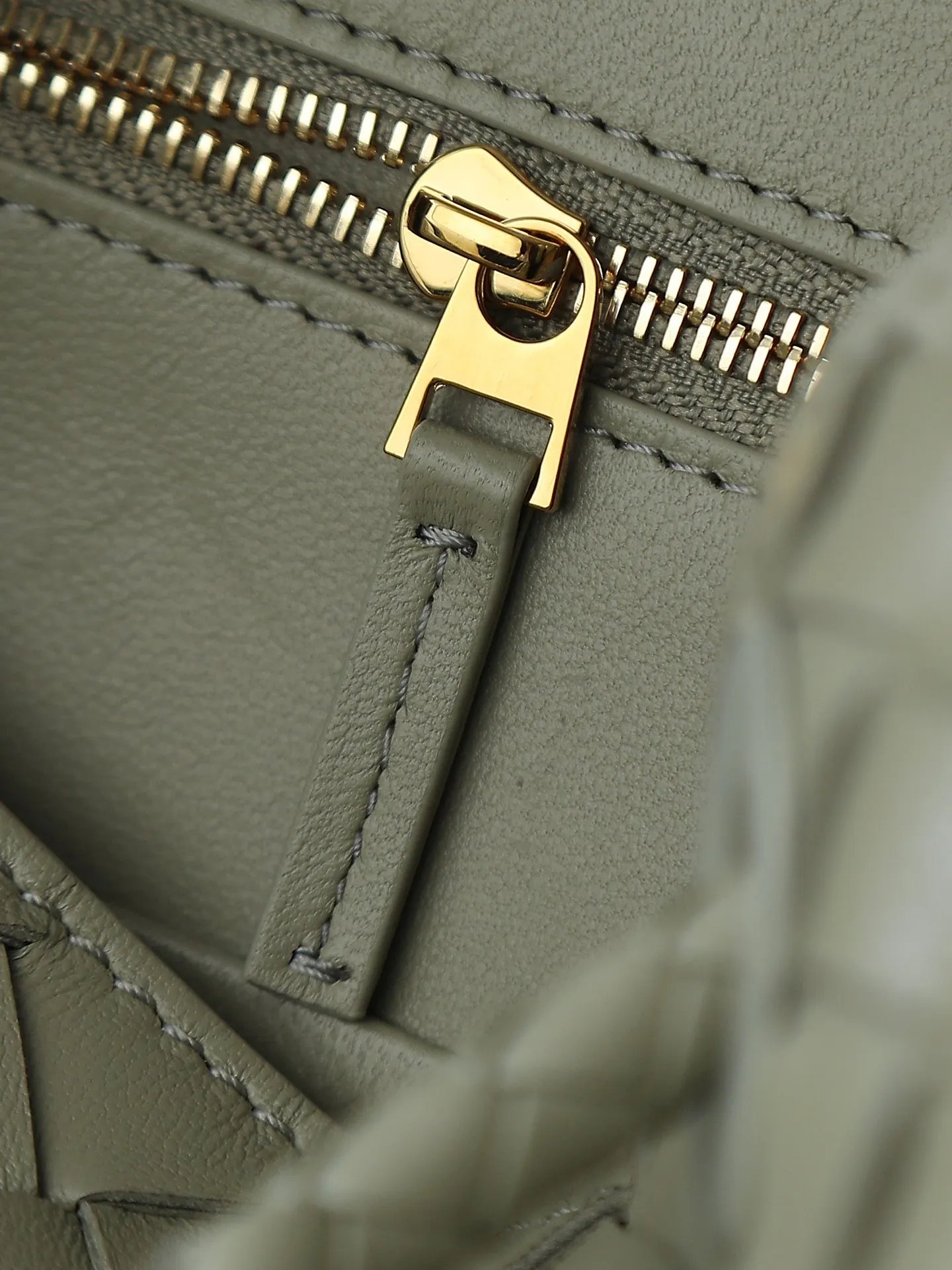 1300. Andiamo is shipping‼ ️Really popular🔥The new Andiamo woven handbag launched by Bottega Veneta this season is really popular all over the world! ! Celebrities at home and abroad have worn it, and Oscar-winning actress Michelle Yeoh has taken it out on the street. Song Jia, Trai Yala, Yu Feihong, Sanji Ayaka, Rosie Hunting-Whiteley, Yoshioka Riho, etc. have all worn this bag. It is classic and versatile and shows off your temperament, and the bag capacity is also large, which is very convenient for daily commuting! ! A variety of carrying methods, the shoulder straps can be adjusted by yourself, the original lambskin feels soft and delicate, and the unisex style breaks the gender boundaries and brings a more practical and long-lasting use experience. Andiamo, which has both elegant and casual styles, perfectly interprets the true appearance of "fashionable old money style". Style number: 766014 Size: 25*22*10.5cm